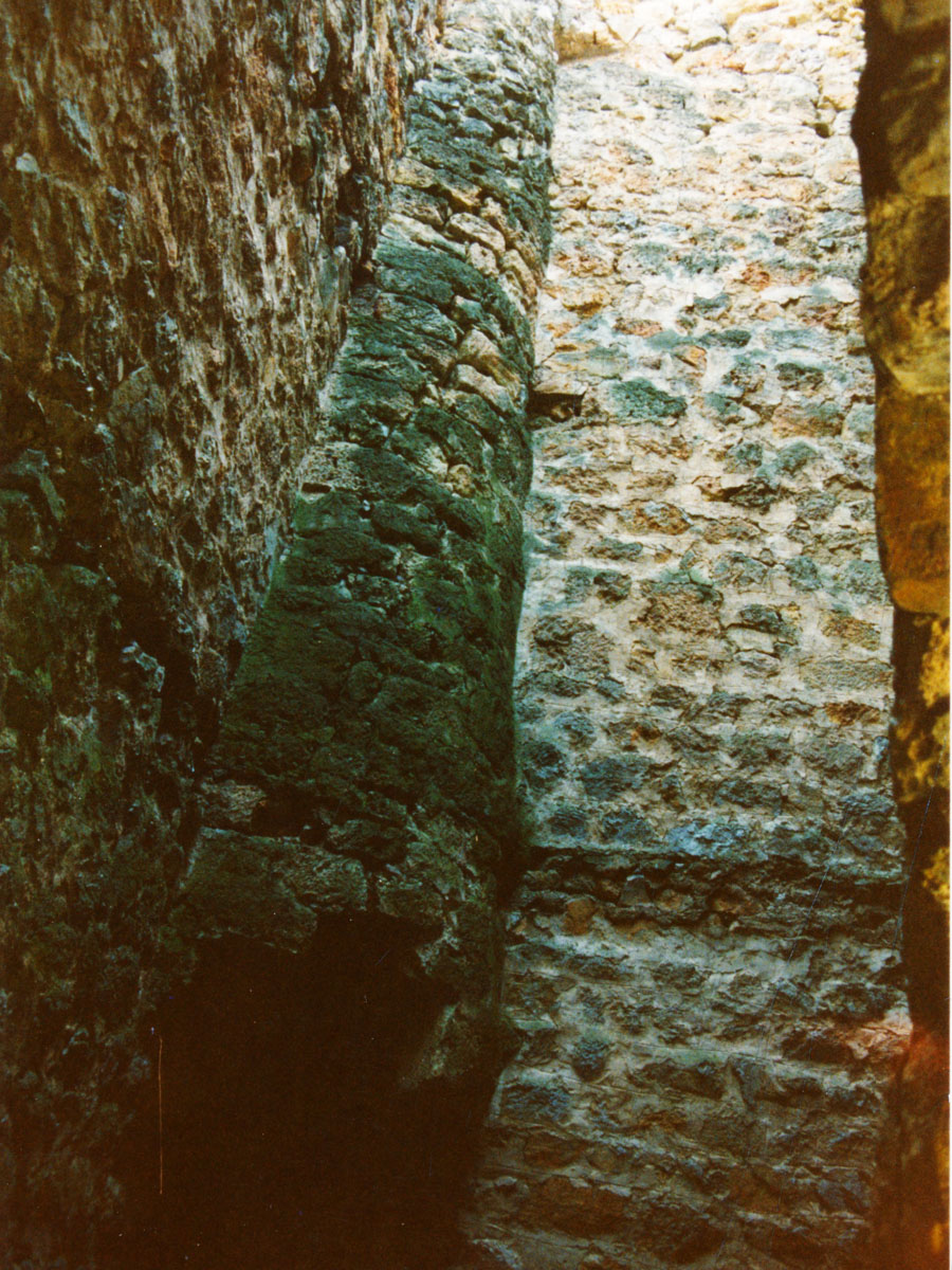 Bergfried: romanischer Mantelkamin im Bergfried