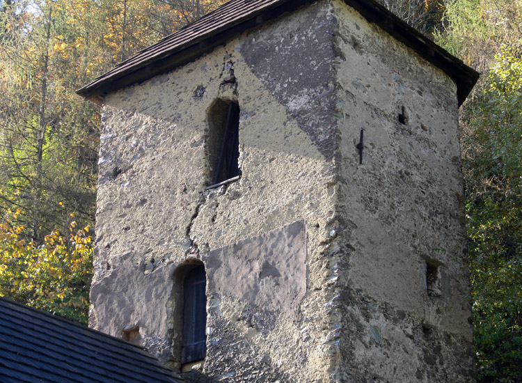 Tollinghof: Rückseite des Bergfrieds mit den Putzabdrücken der verfallenen Geschosse.