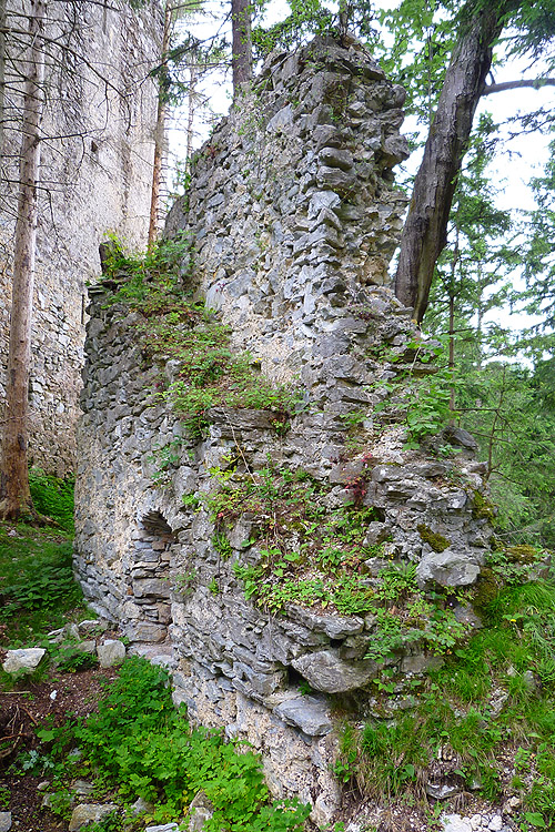 Hungerturm Waldstein: Treppe auf die Ringmauer.