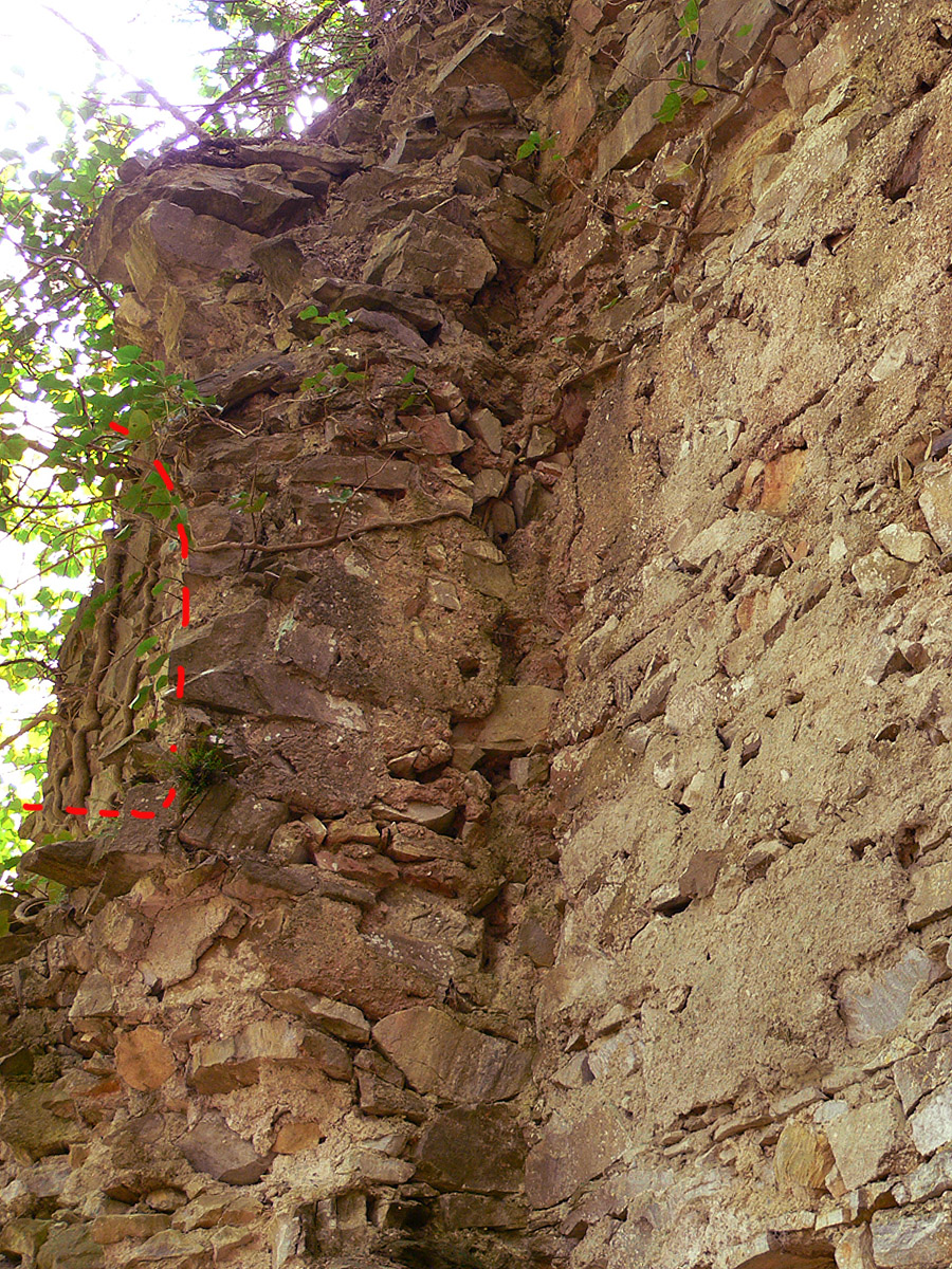 Neu-Waxenegg: Palas, Rest eines Trichterfensters an der Ostseite.