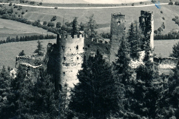Reifenstein: Ansicht von 1930 mit deutlich besser erhaltenem Bergfried.