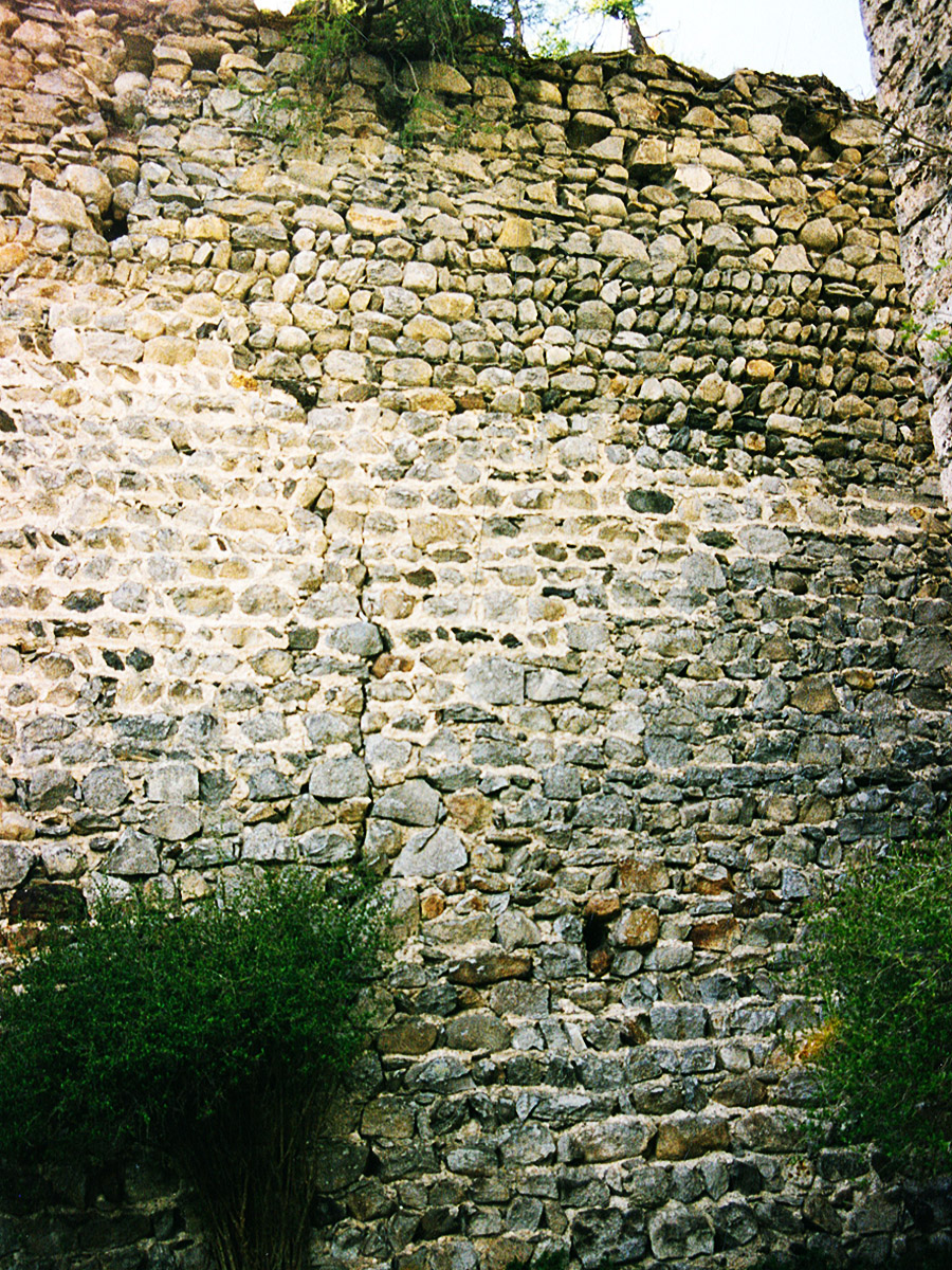 Hieburg: westliche Ringmauer, Innenseite im Bereich des Burgtors.