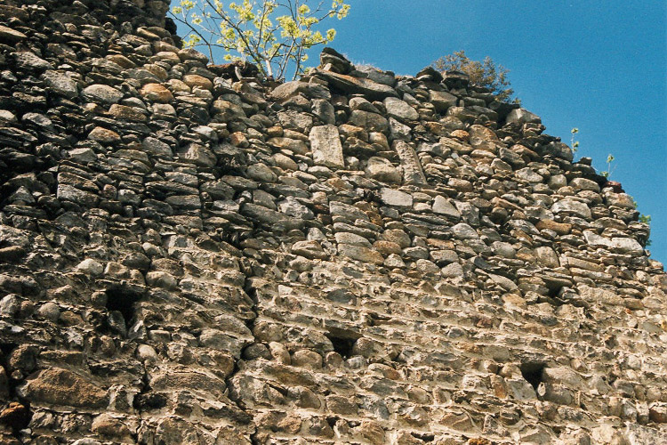 Hieburg: vermauerte Zinnenreihe an der südlichen Ringmauer.