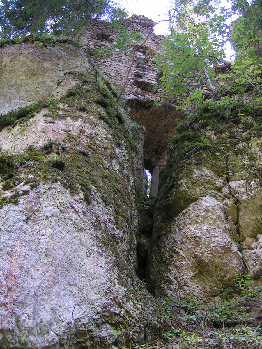 Kammerstein: künstlich erweiterte Felsspalte unter dem Wohnturm, vom Torzwinger aus gesehen.