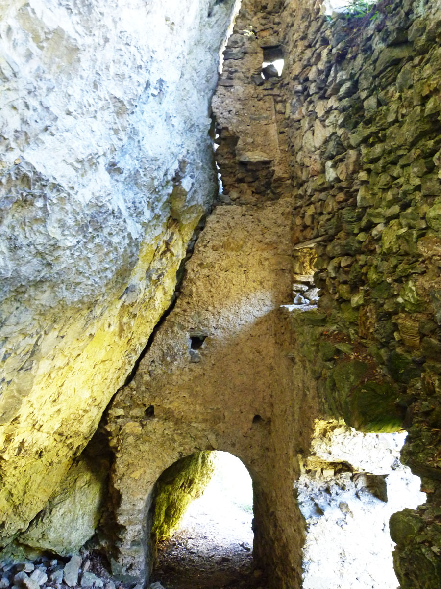 Kammerstein: Tor 3 von innen mit dem an den Felsen gelehnten Gewölbe.