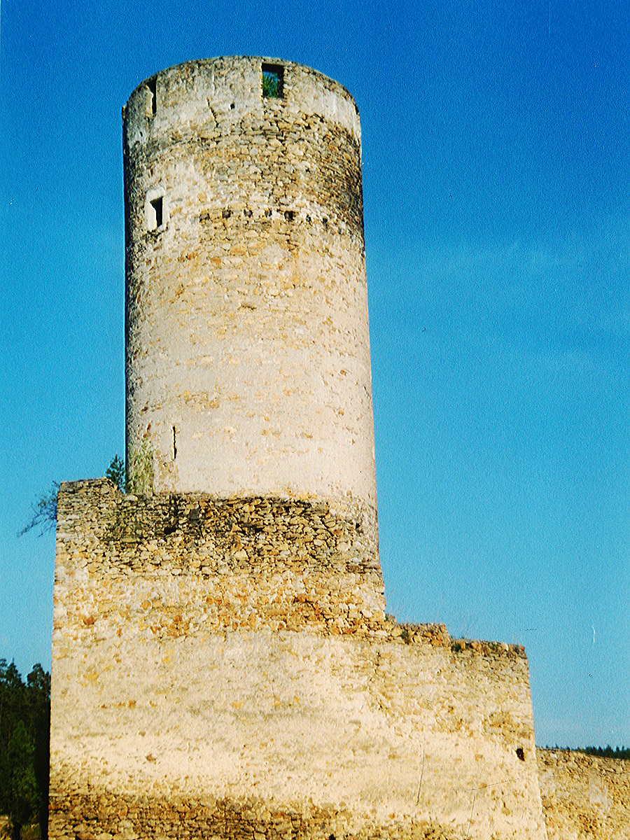 Kollmitz: Bergfried mit keilförmiger Schildmauer.