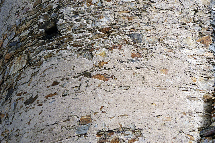 Kollmit: Mauerwerk und Putzstruktur am Bergfried,