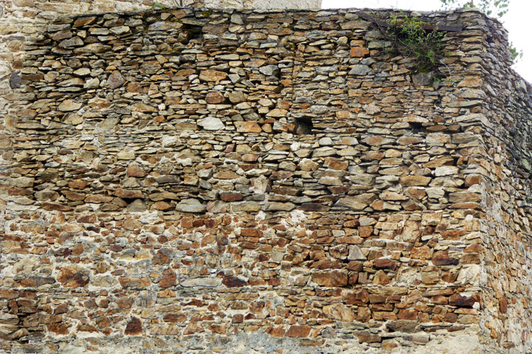 Kollmitz: mehrphasiges Mauerwerk der Schildmauer und vermauerte Zinne.