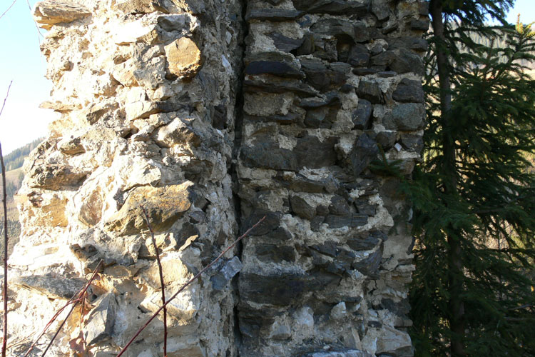 Offenburg: Mauerdoublierung des Wohnturms, rechts der ältere Teil.