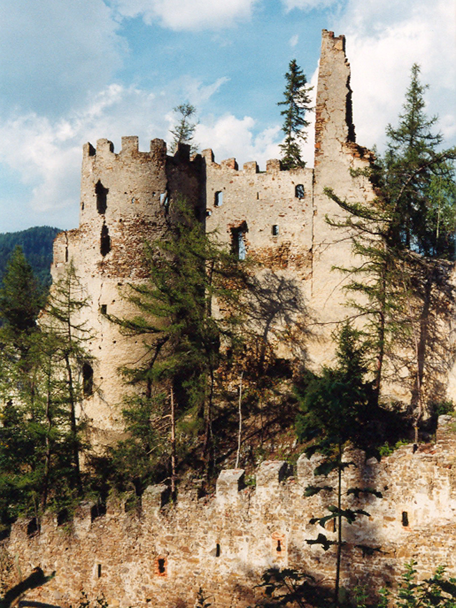 Reifenstein: Ansicht von Westen, mit Bergfried. Foto 2000.
