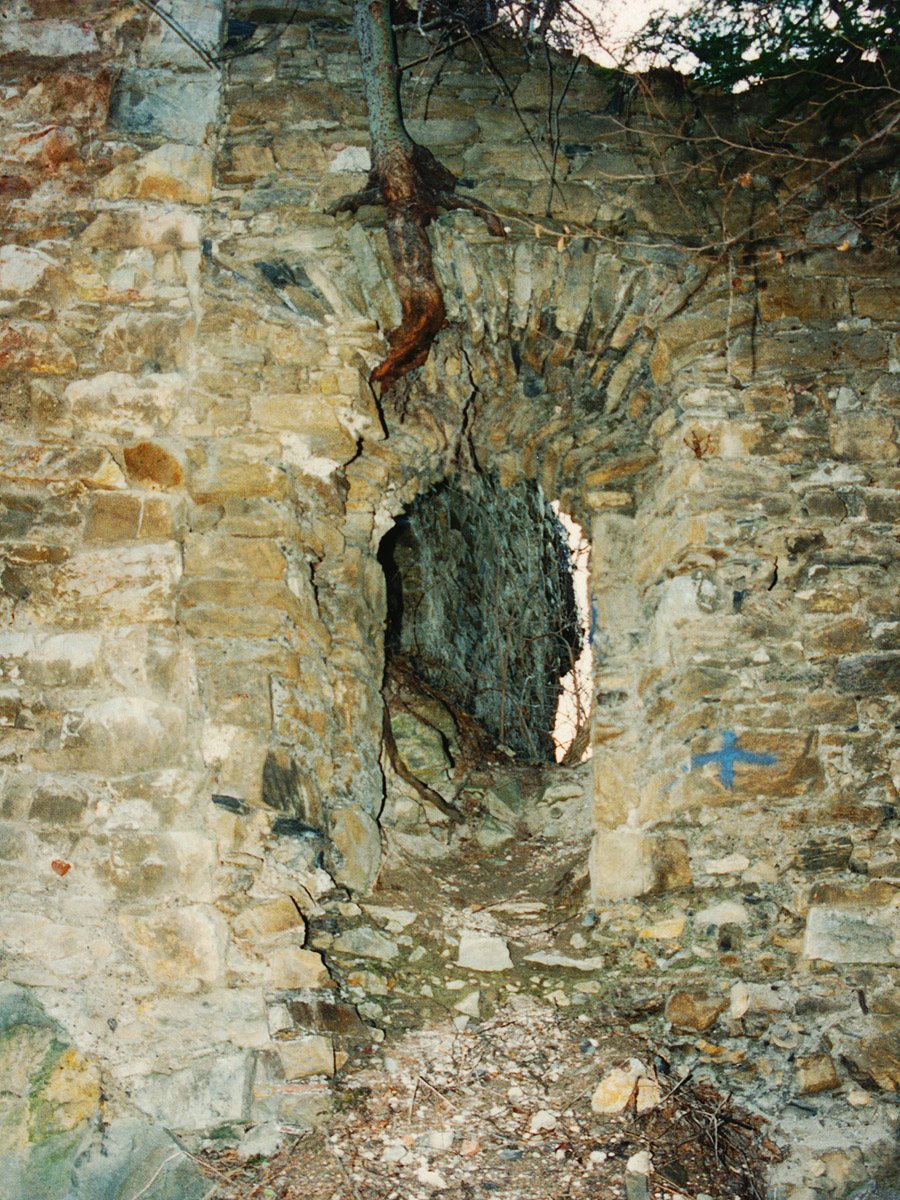 Reifenstein: Inneres Burgtor neben dem Bergfried. Foto 1996.