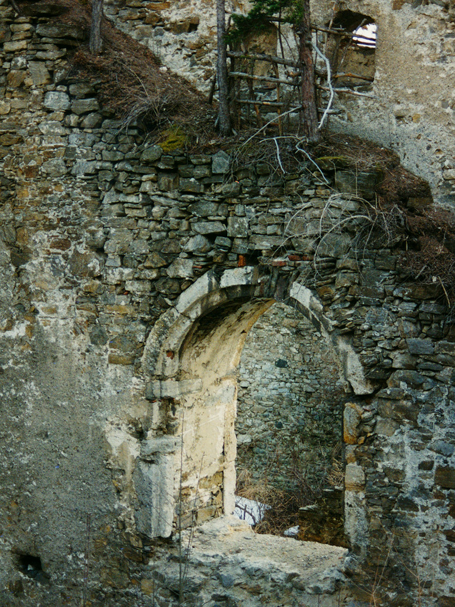 Reifenstein: Blick vom Bergfried auf das äußere Burgtor. Foto 1996.
