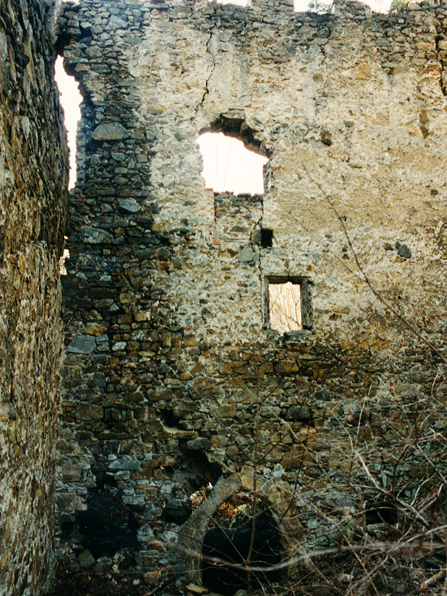 Reifenstein: Fassade des Stalls, links die Wehrmauer. Foto 1996.