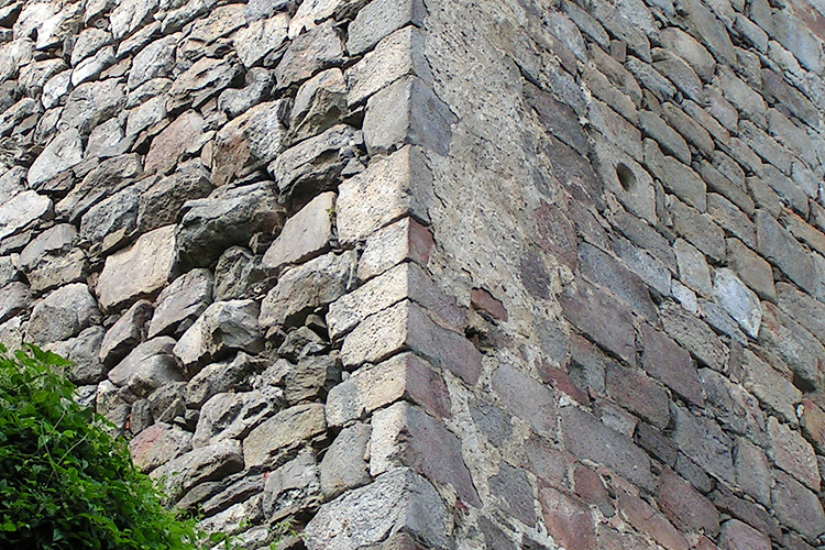 Schaunberg: glatte Quader an der Rückseite des Bergfrieds (rechts)