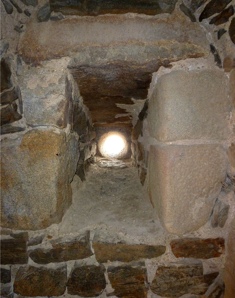 Schaunberg: Lichtschlitz mit Rundfenster in der Mauertreppe des Bergfrieds.