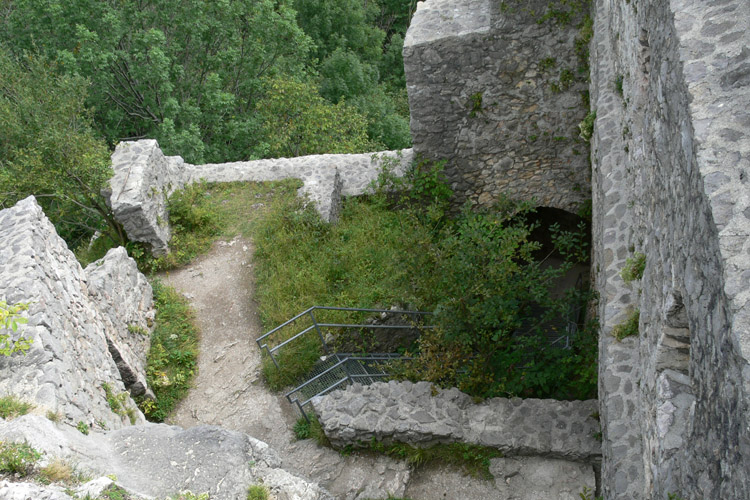 Wartenfels: Blick vom Bergfried in den Palas und auf das Burgtor.