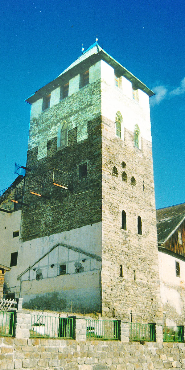 Winklern: Ansicht von Süd-Westen, die Aufstockung des 19. Jahrhunderts farblich reduziert, Foto 1998.