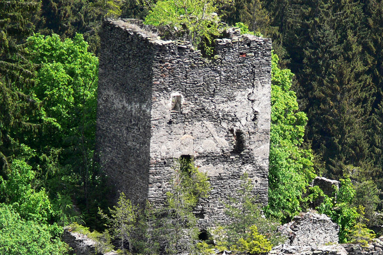 Niederkraig: Bergfried von Hochkraig aus gesehen.