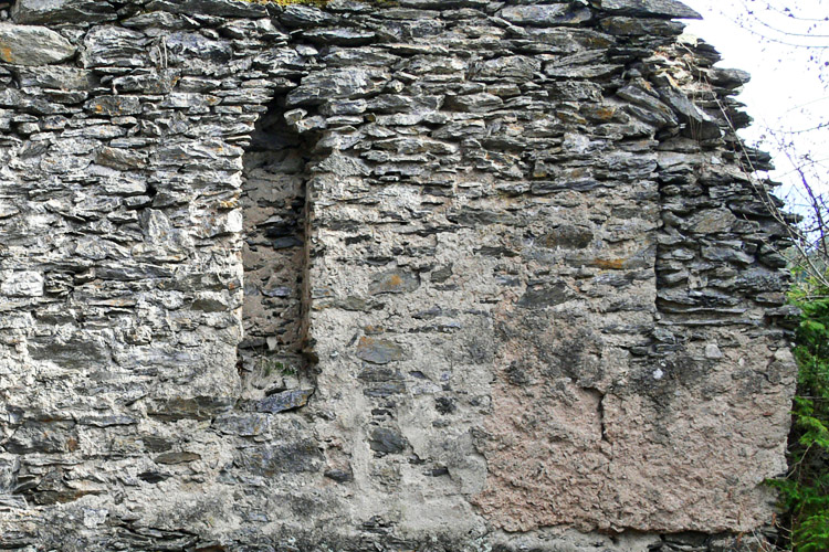 Niederkraig Palas. Rundbogenfenster der ersten Bauphase (rechts) und Wandkasten (links).