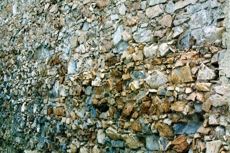 Gross-Sölk: Mauerwerk an der Aussenseite der Ringmauer im Norden