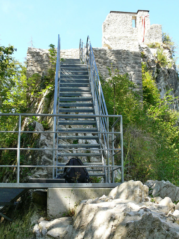 Gutrat: Burgweg nach der ersten Kehre, Zustand mit Metalltreppe 2006