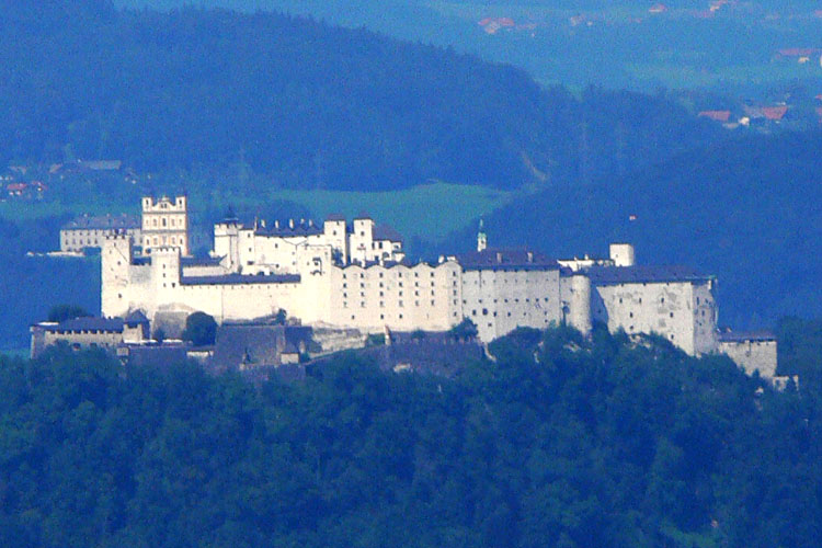 Gutrat: Blick auf die Festung Hohensalzburg und die Wallfahrtkirche Maria Plain