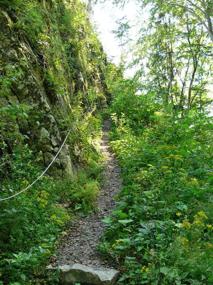 Gutrat: Weg zum Tor 1, links der Burgfelsen (Foto 2006)