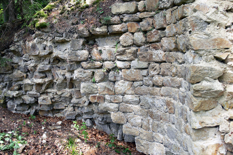 Klamleiten: Quadermauerwerk und Fällmauerwerk an der Innenseite des Rundturms