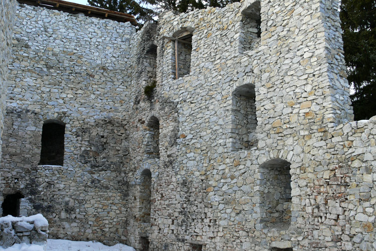 Salla-Klingenstein: Hof mit dem teilweise wieder aufgemauerten Bergfried (Mitte) und  nördlicher Ringmauer.