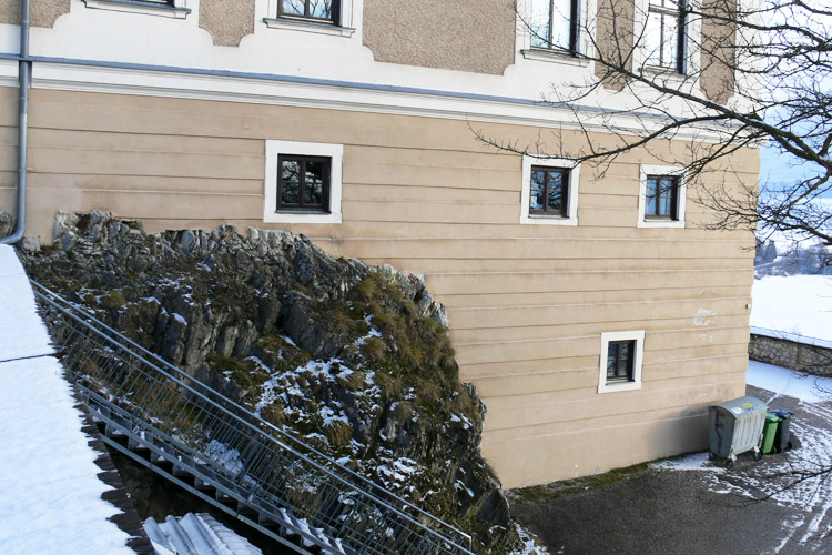 Neuhaus-Trautenfels: Süd-West-Ecke: links der Fels mit dem mittelalterlichen Wohnbau, rechts der in den Hang gestellte Zubau des 16. Jahrhunderts.