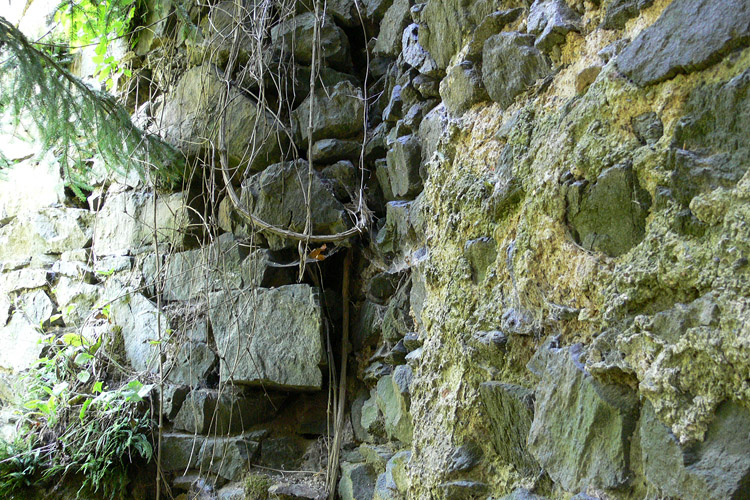 Pernegg: Baufuge zwischen älterer Ringmauer (rechts) und angestellter Ringmauer der Erweiterung