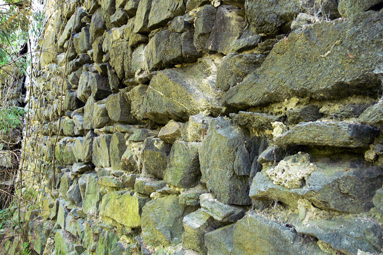 Pernegg: Mauerwerksstruktur der ältesten Ringmauer an der Ostseite