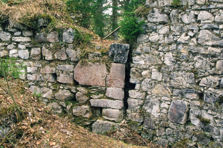 Pflindsberg: Baufuge zwischen Bergfried und Ringmauer