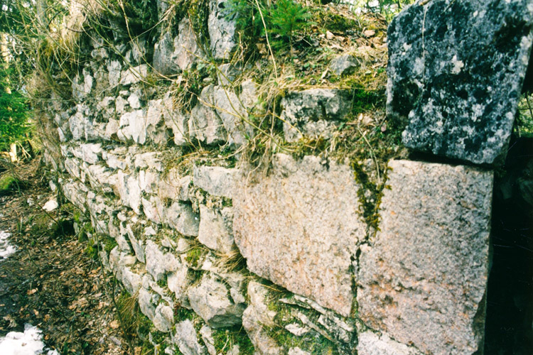 Pflindsberg: mauerwerk an der Rückseite des Bergfrieds