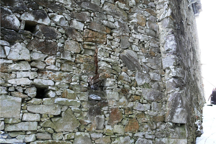 Salla-Klingenstein: die gegen die nördliche Ringmauer vorspringende Ecke des Bergfrieds.