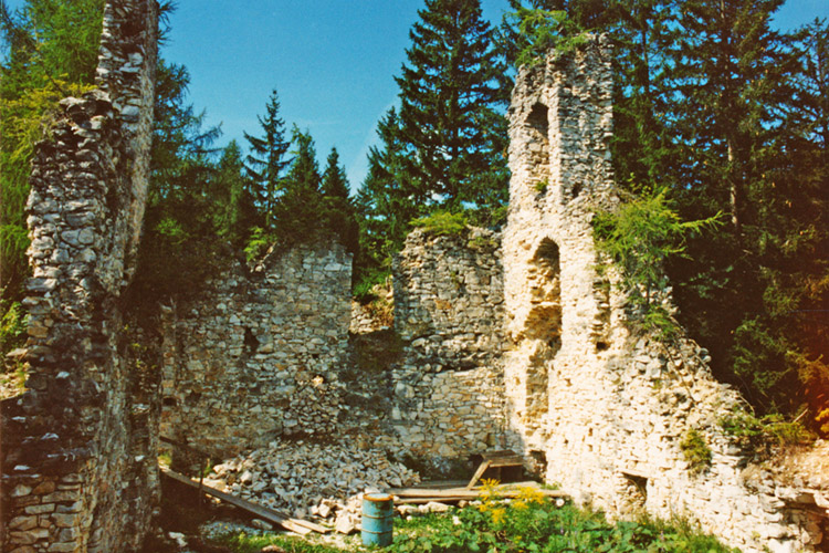 Salla-Klingenstein: Bergfried und Hof vor der Restaurierung (Foto 1994)