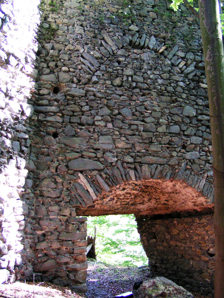 Untere Pernegg: Tor in der Schildmauer mit doppeltem Entlastungsbogen
