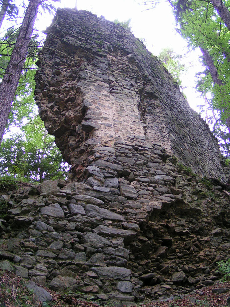 Baufuge in der älteren Ringmauer, links Gebäudeecke, rechts niedere angestellte Ringmauer.