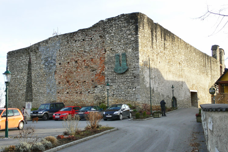 Nordseite der Burg, links der Wohnturm, in der Mitte die vermauerte Baulücke des Bergfrieds.