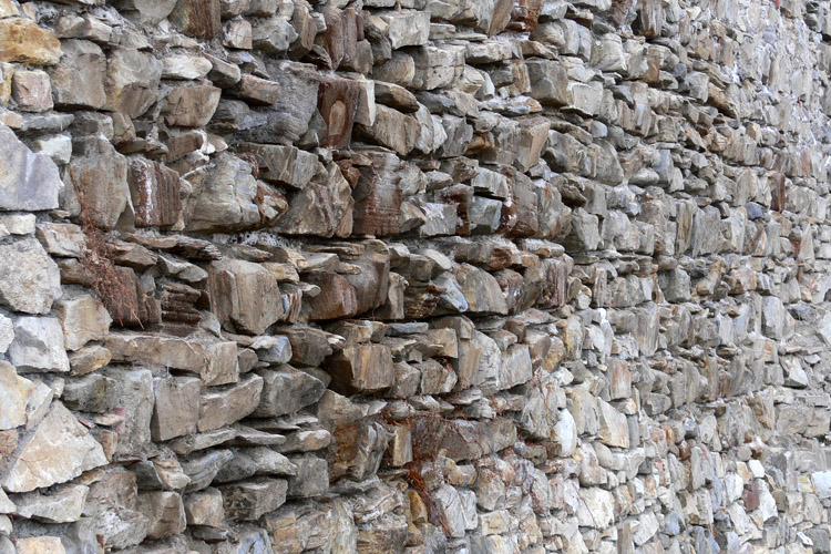 Obervoitsberg: Mauerwerk an der östlichen Ringmauer