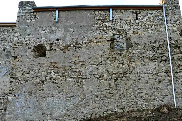 Obervoitsberg: Ostseite des Wohnturmes mit vermauerter Fenstergruppe