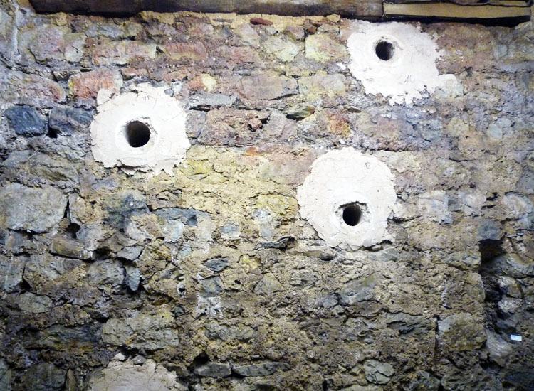 Graz Uhrturm: Mauerwerk im Erdgeschoss. Die Löcher entstanden eher versehentlich bei Bohrungen im 20. Jahrhundert