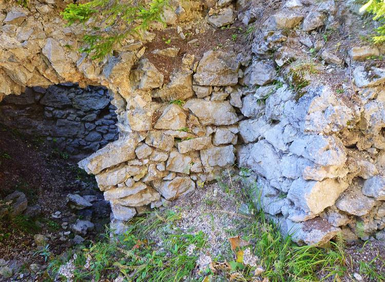 Ehrenfels: Baufuge zwischen Ringmauer (rechts) und der Mittelwand des Wohntraktes