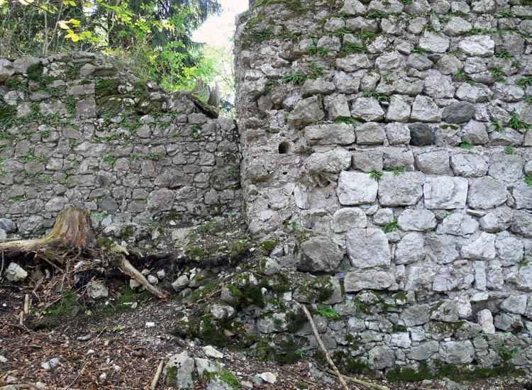 Federaun: Die Baulüccke des ebgrtragenen Bergfrieds,im Hintergrund die in geringerer Mauerstärke wiederaufgebaute Wand 