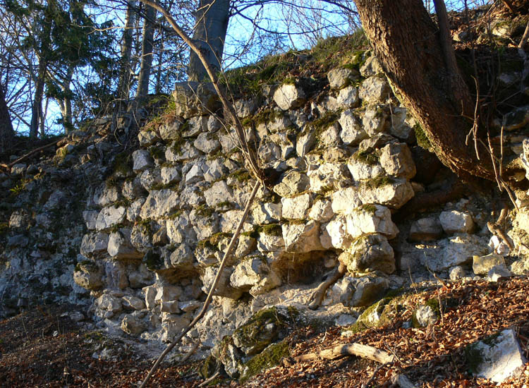 Federaun: Die bescheidenen Mauerreste der Kernburg-Südmauer