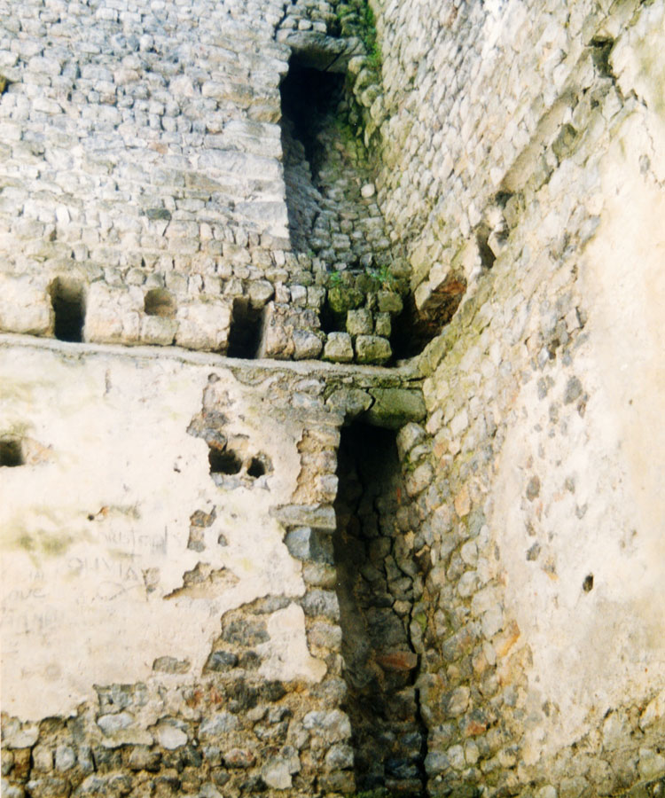 Fragenstein: die beiden Kamine in der Südost-Ecke des Bergfrieds