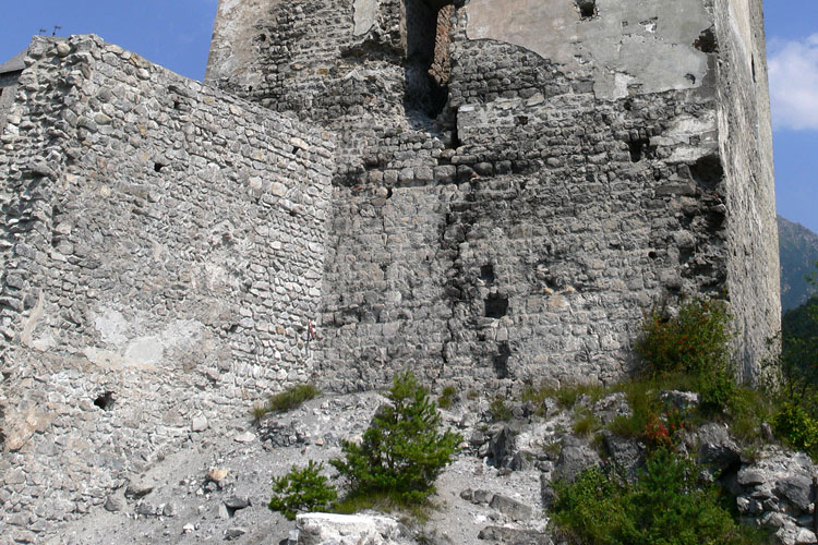 Fragenstein: Südseite des Bergfrieds und die romanische Ringmauer