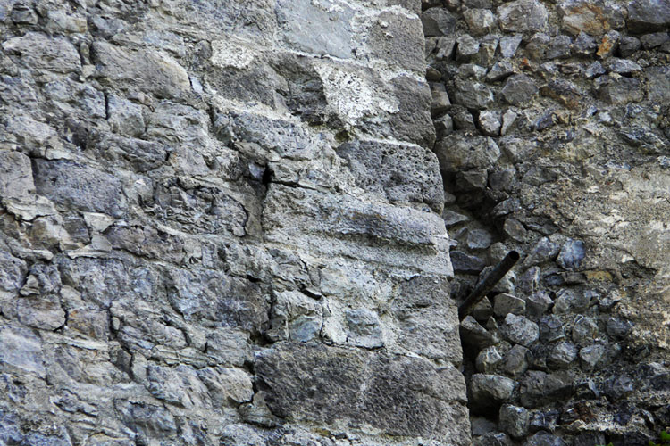 Fragenstein: Buckelquaderkante am Bergfried