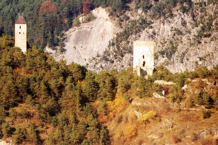 Fragenstein: Totale von Süden, links der Weinecker Turm, rechts der Bergfried