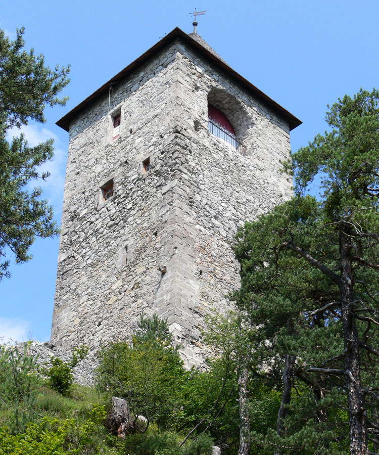 Fragenstein: Weinecker Turm mit Bogenöffnung im obersten Geschoss.